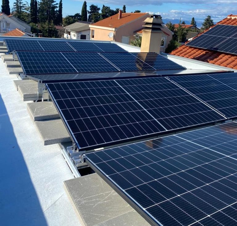 solarpanele auf flachdach nach der Sonne ausgerichtet in 2 richtungen